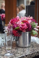 Fototapeta premium Blumenstrauß mit roten und pinken Rosen auf einem Tresen