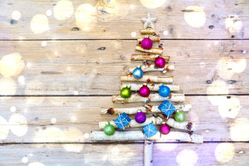 Weihnachtlicher Hintergrund - kleiner Weihnachtsbaum mit Kugeln