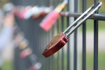 Liebesschlösser an einem Geländer aus Metall