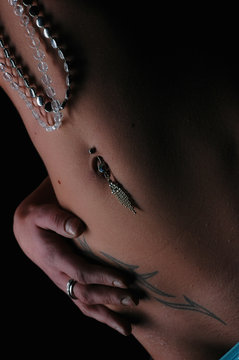 schlanke frau mit bauchnabbelpiercing gepiercerd piercing bauch
