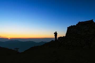 立山別山で朝日を眺める登山者