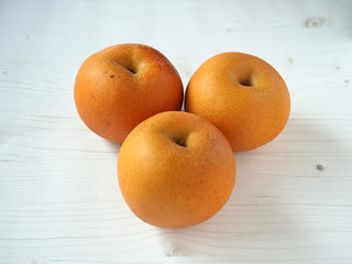 テーブルに置かれた梨