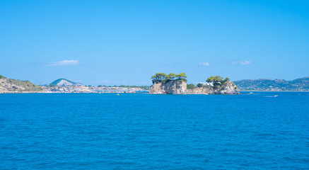 Weeding small island Cameo