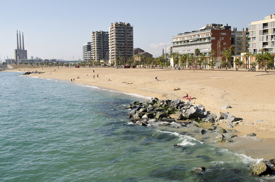 Playa de arena con edificios de fondo