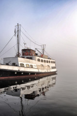 Naklejka premium nostalgisches Schiff mit Spiegelung und Dunst