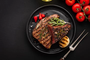 Fotobehang Steakhouse Heerlijke biefstuk met salade, aromatische kruiden, cherrytomaatjes