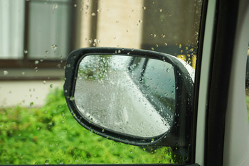 Rainy day side mirror.  雨の日のサイドミラー