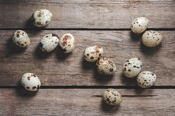 Obraz premium top view of fresh raw healthy quail eggs on rustic wooden table
