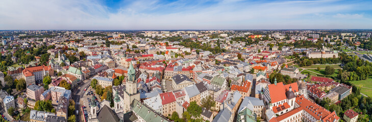 Panoram starego miasta w Lublinie, widziana z lotu ptaka. Wieża Trynitarska, ratusz i zamek Lubelski na jednym zdjęciu.