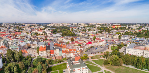 Panorama Lublina z lotu ptaka z Zamkiem Lubelskim i placem Po Farze. Widok z powietrza na stare miasto w Lublinie. © art08