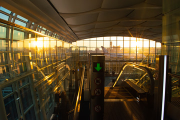 空港の朝日