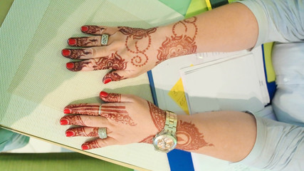 Henna is in the hands of a woman. Dubai.