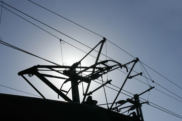 Silhouette eines Stromabnehmer einer Lok