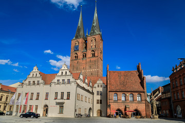 Fototapeta na wymiar Stendal, Marktplatz mit Kirche St. Marien