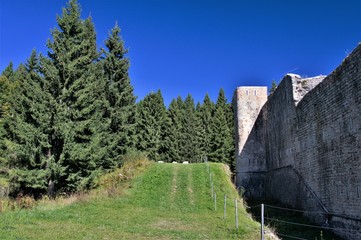 Fototapeta na wymiar Forte Interrotto domina dall'alto l'altopino di Asiago, in provincia di Vicenza, Italia Settentrionale.