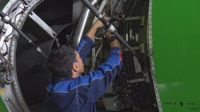 Master repairs the engine of a passenger aircraft 4k.