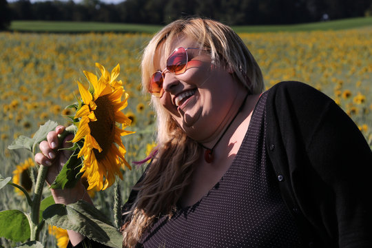 &Uuml;bergr&ouml;&szlig;enmodel im Sonnenblumenfeld