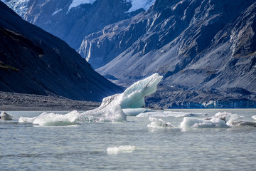 Fototapeta premium Hooker lake in Aoraki Mount Cook, New Zealand