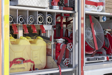 Schaummittelkonzentrate in Kanister in einem Feuerwehrauto