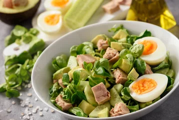 Photo sur Plexiglas Plats de repas Healthy tuna salad with avocado and eggs.