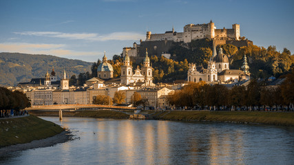 Naklejka premium Miasto Mozarta Salzburga w jesiennym wieczornym słońcu, Austria