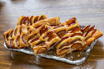 Pflaumenkuchen mit Hefeteig auf Kuchenblech frisch im Backofen gebacken