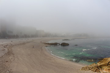 Panorámica de una playa vacía con niebla en invierno, en la costa norte de España (Europa)