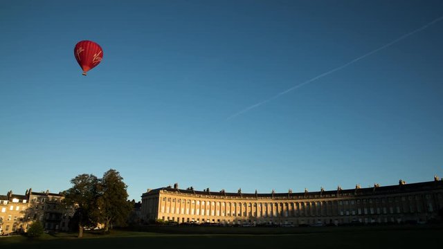 Hot Air Balloon flying over Bath's Royal Crescent, 4K Time Lapse