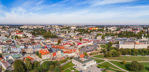 Lublin z lotu ptaka, widok na zamek Lubelski, plac zamkowy i stare miasto z palcem Po Farze. © art08