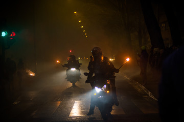  Motocicleta que zumba veloz por la noche por las calles con luces movidas de una gran ciudad...