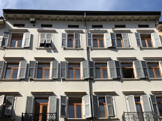 Obraz premium finestre serramenti architettura storia storico vetro palazzo condominio 