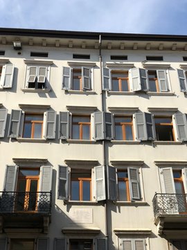 finestre serramenti architettura storia storico vetro palazzo condominio 