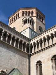 Obraz premium chiesa chiese duomo finestre chiesa storia dell'arte duomo 