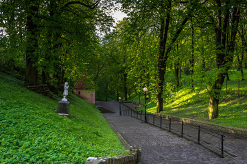 Park w zielonej szacie, położony w mieście Chełmno, Polska © Senatorek