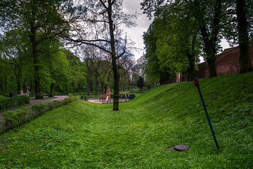 Park w zielonej szacie, położony w mieście Chełmno, Polska © Senatorek