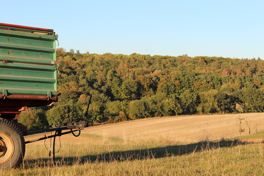Anh&auml;nger & Landschat am Abend