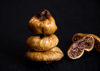 getrocknete Feigen gestapelt und aufgeschnitten

