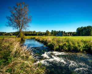 Flüsschen mit Wasserfall im Herbst