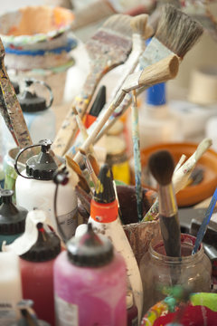 Malutensilien wie Pinsel und Farben in einem Atelier aufgenommen / Painting utensils such as brushes and paints were taken in a studio