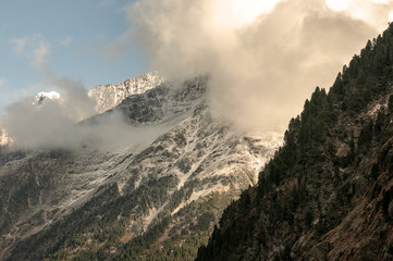 Alpengipfel schneebedeckt in den Wolken