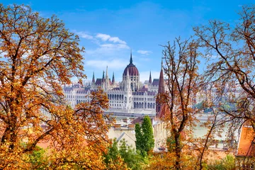 Fotobehang Herfst Boedapest, prachtig uitzicht op de oever van de Donau en het Hongaarse parlement. © JethroT
