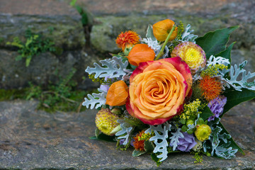 Romantischer Blumenstrauß auf Steintreppe