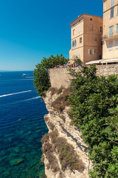 Vue sur la mer et les falaises depuis la ville haute de Bonifacio, Corse du sud, France