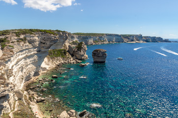 Fototapeta na wymiar Vue sur la mer et les falaises depuis la ville haute de Bonifacio, Corse du sud, France