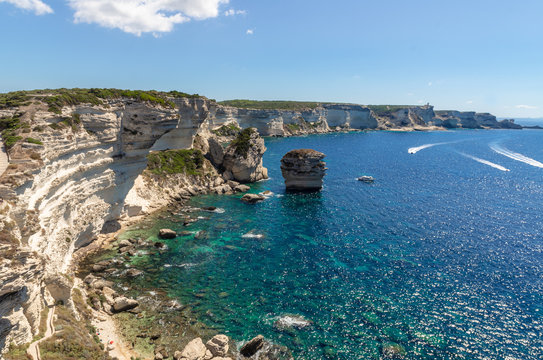 Vue sur la mer et les falaises depuis la ville haute de Bonifacio, Corse du sud, France