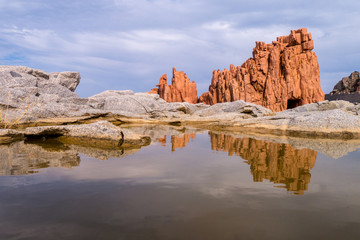 Fototapeta na wymiar Wasserspiegelung - Porphyrfelsen - Roter Fels von Arbatax
