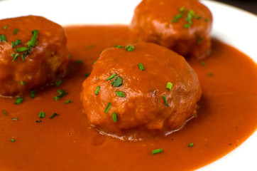 le boulet  with tomato sauce with pieses of bunching onio non top