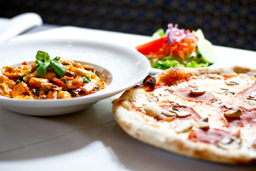 Pizza und Nudeln im Restaurant