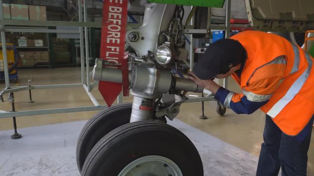 Repair of undercarriage of a passenger plane. 4K .