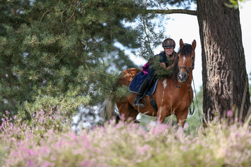 Mädchen mit Pferden in der Heide © Nadine Haase